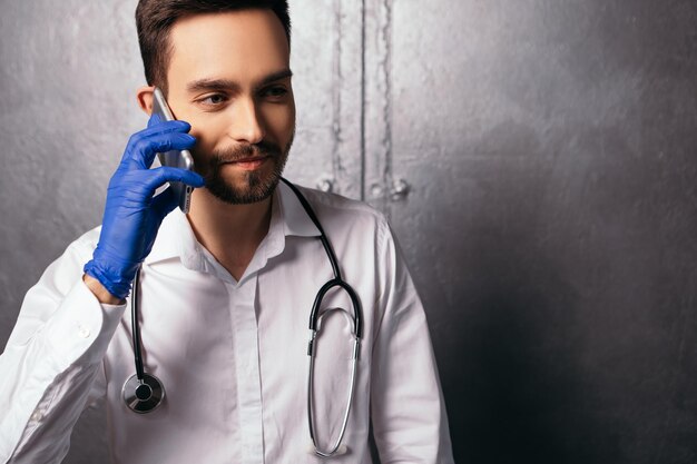 Doctor hablando por teléfono y mirando a un lado