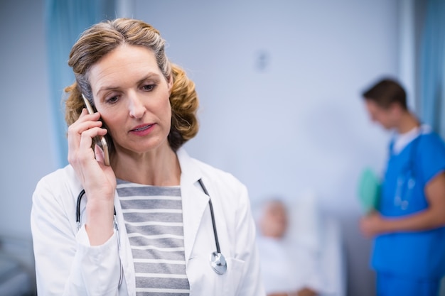 Doctor hablando por teléfono móvil