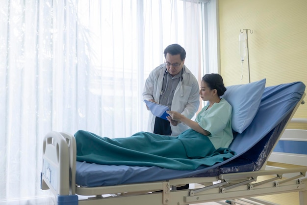 doctor, hablar, con, paciente, en, hospital