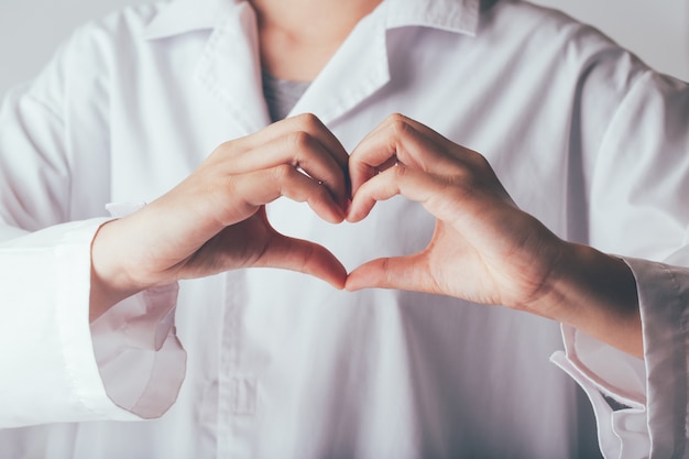 Doctor haciendo las manos en forma de corazón