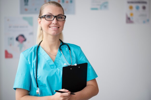 Doctor haciendo su trabajo en la oficina de pediatría