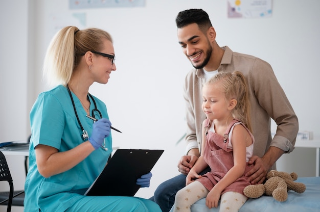 Foto doctor haciendo su trabajo en la oficina de pediatría