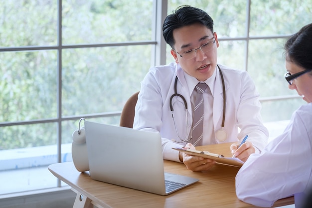 Doctor hombre atiende a paciente joven