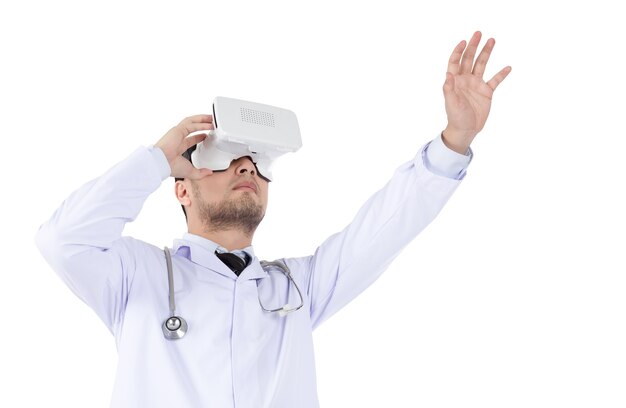 Doctor hombre con casco de realidad virtual