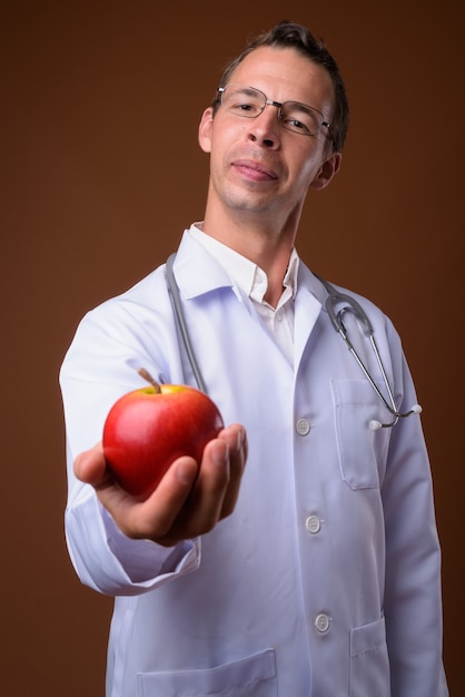 doctor hombre contra la pared marrón