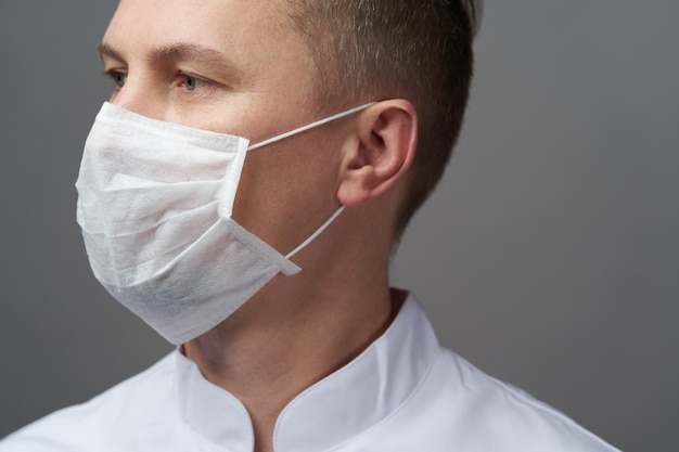 Doctor hombre con máscara higiénica para prevenir infecciones.