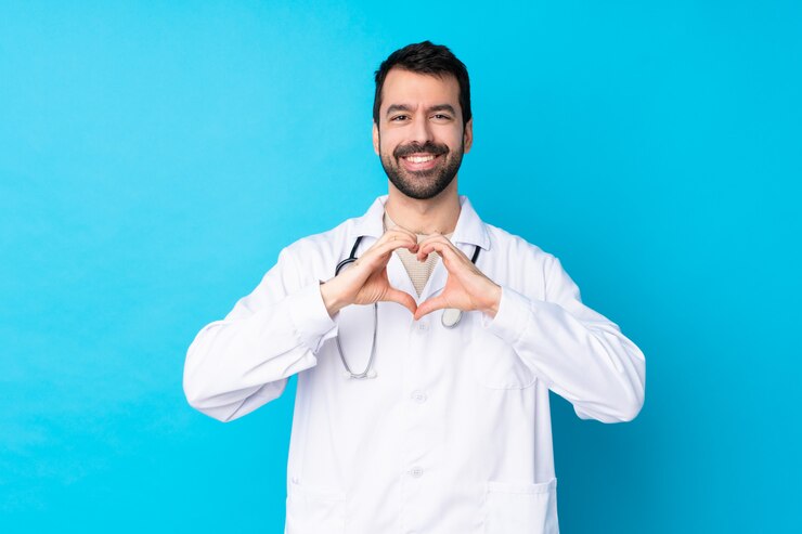 Foto doctor hombre sobre pared aislada