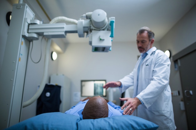 Doctor hombre tomando una radiografía de paciente