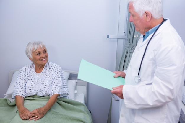 Doctor interactuando con el paciente senior en la sala