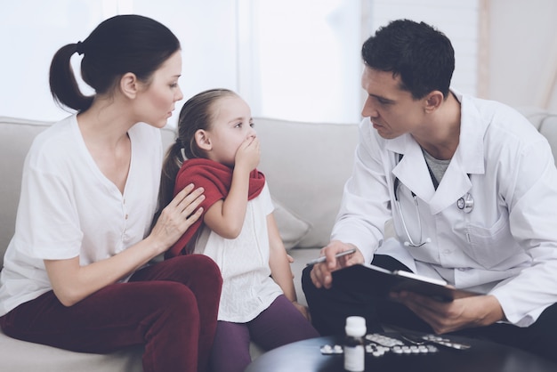 El doctor interroga a la niña y a su madre.