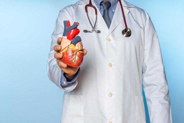 Doctor irreconocible que muestra un corazón en cámara