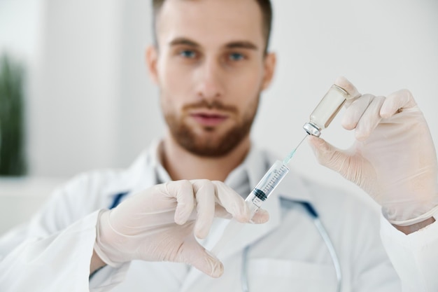 Doctor con jeringa en vacuna de inyección líquida de laboratorio