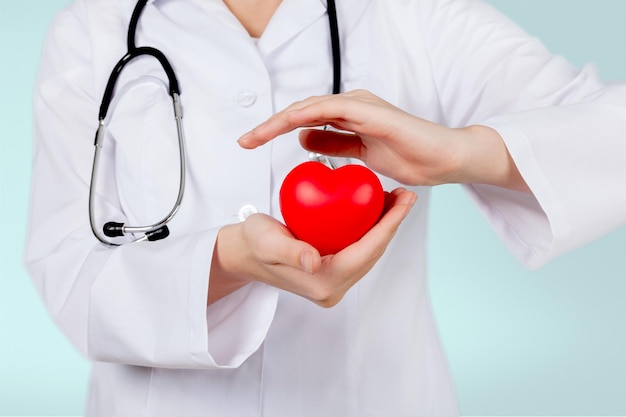 Doctor joven con corazón rojo