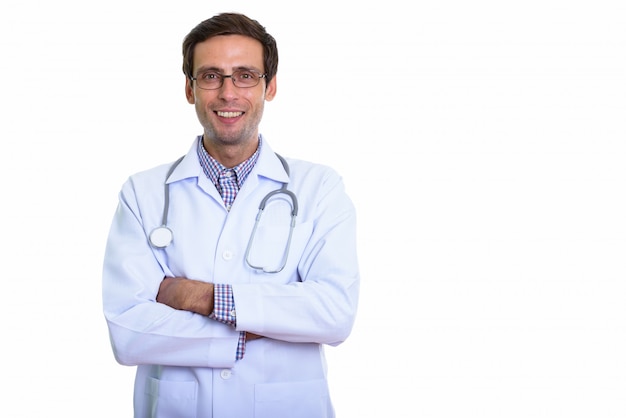 Doctor joven feliz sonriendo mientras usa anteojos con los brazos cruzados