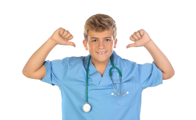 Doctor joven con uniforme azul