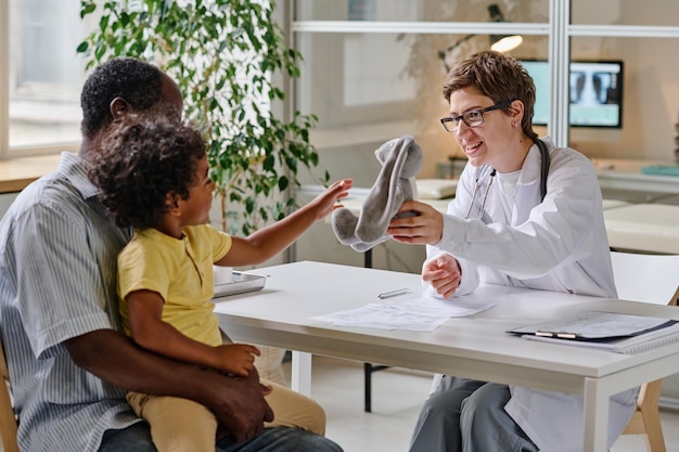 Doctor jugando con niño pequeño