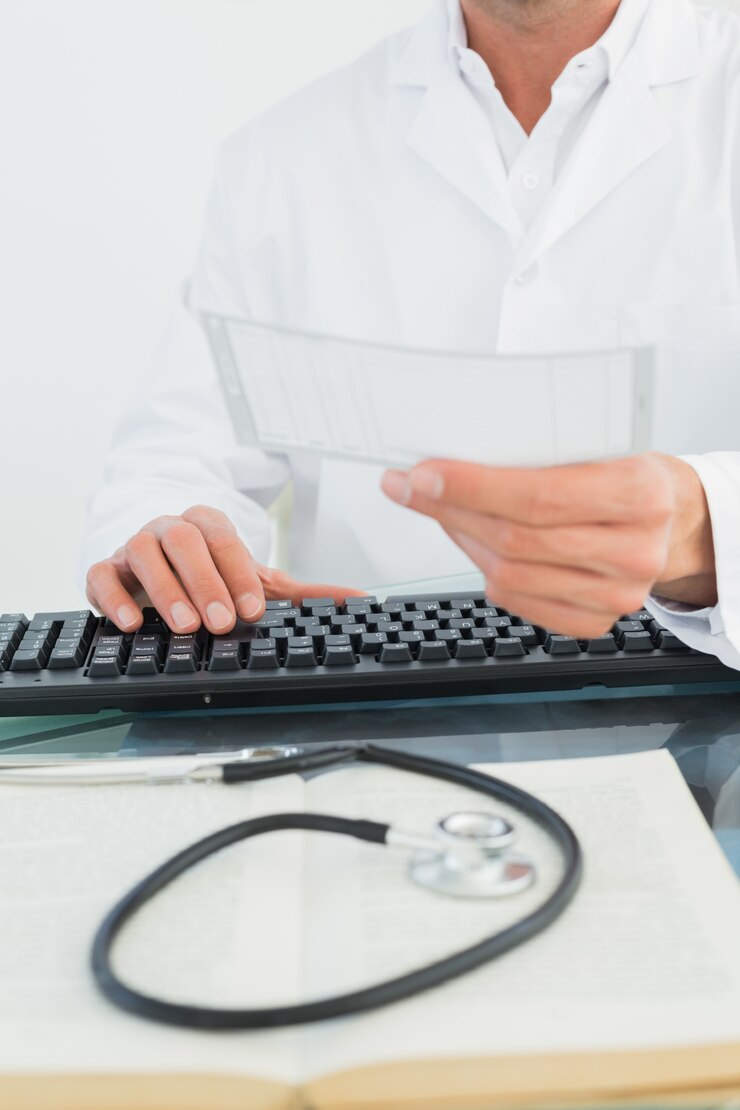 Foto doctor leyendo una nota en el escritorio en consultorio médico