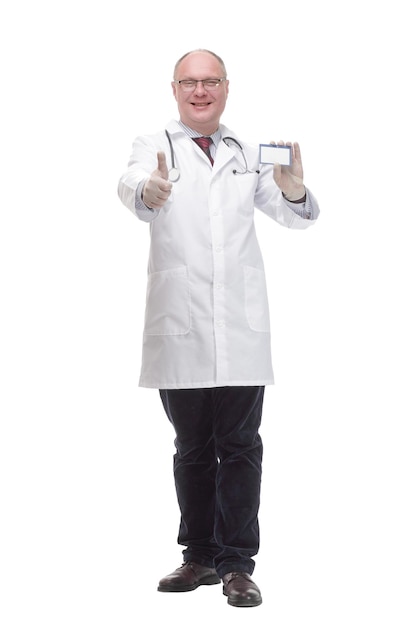 Doctor maduro sonriente que muestra su tarjeta de visita