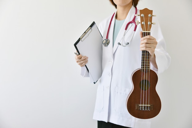 Doctor mano sujetando el ukelele