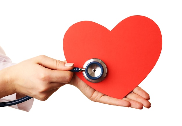 Doctor manos con corazón y estetoscopio aislado en blanco