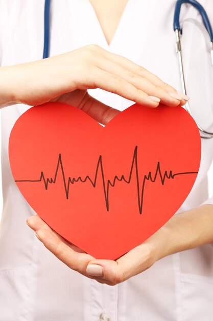Doctor manos con corazón y estetoscopio closeup