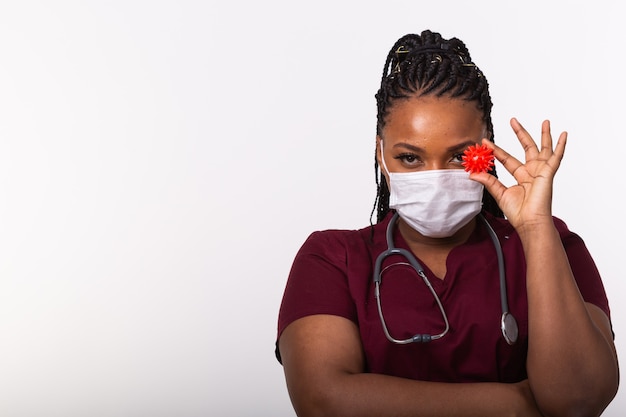 Doctor en máscara protectora médica sostiene modelo de coronavirus