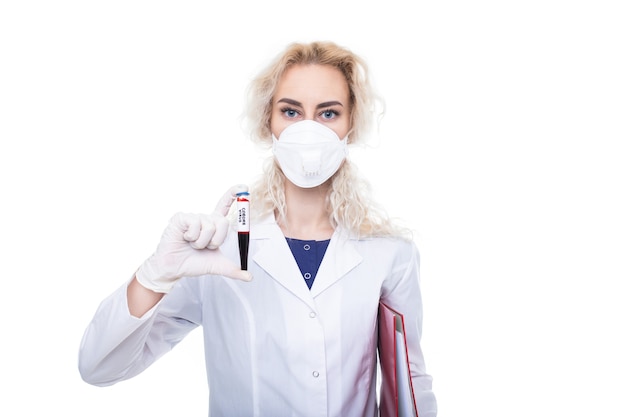 Doctor con máscara protectora sosteniendo un tubo de ensayo