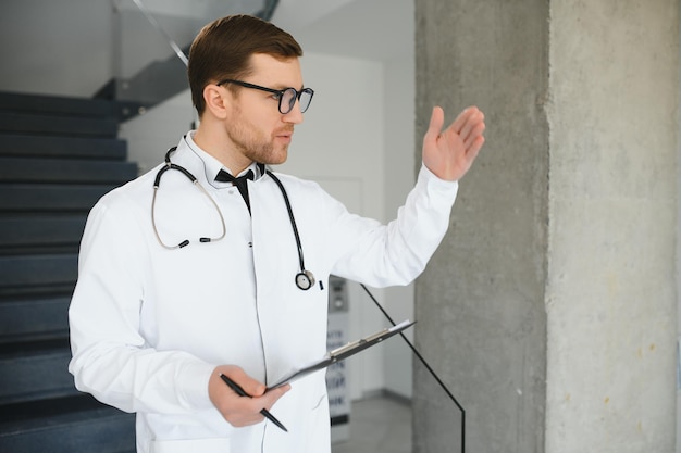 Doctor masculino se encuentra en el pasillo del hospital