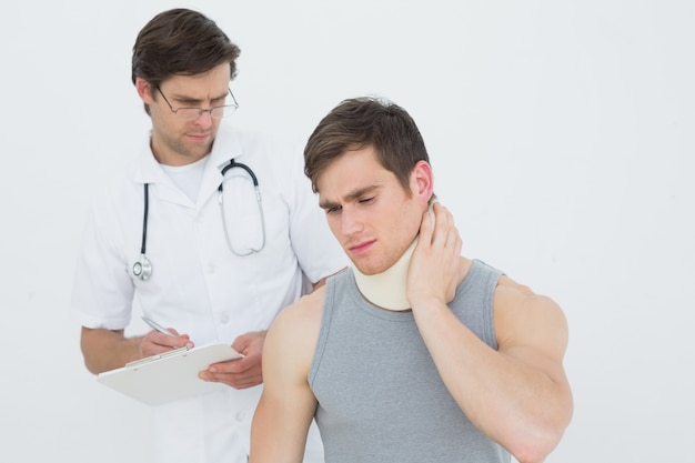Doctor masculino examinando un cuello de pacientes