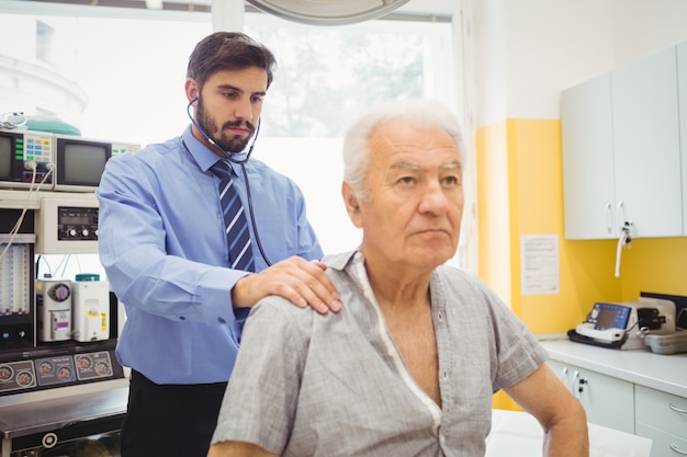 Doctor masculino examinando a un paciente