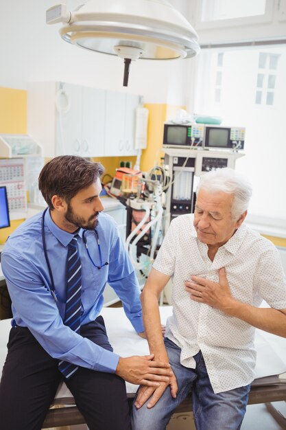 Doctor masculino examinando a un paciente