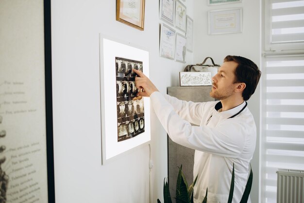 Doctor masculino mirando los resultados de una radiografía en un hospital