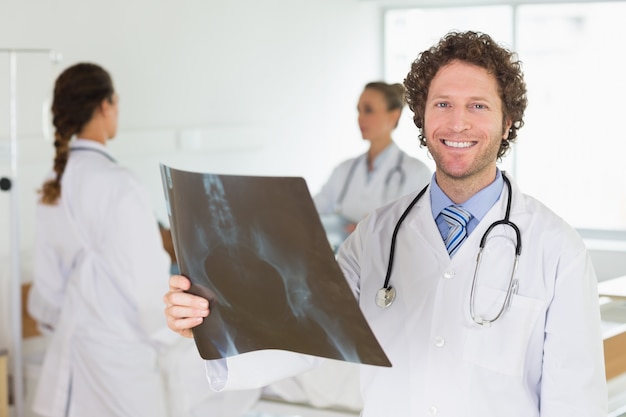 Doctor masculino que examina la radiografía