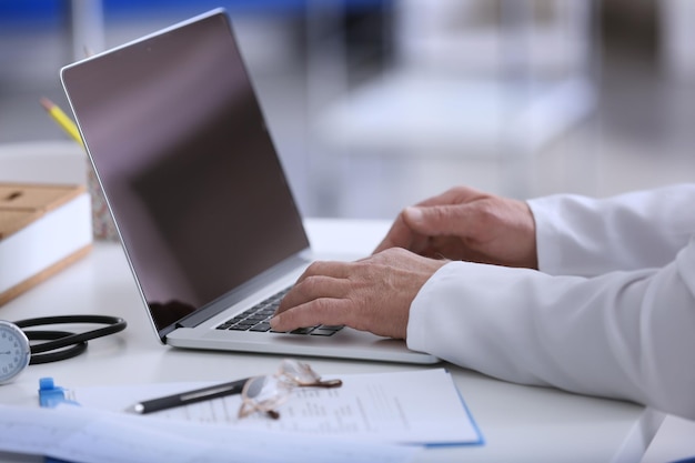 Doctor masculino en el trabajo en la clínica