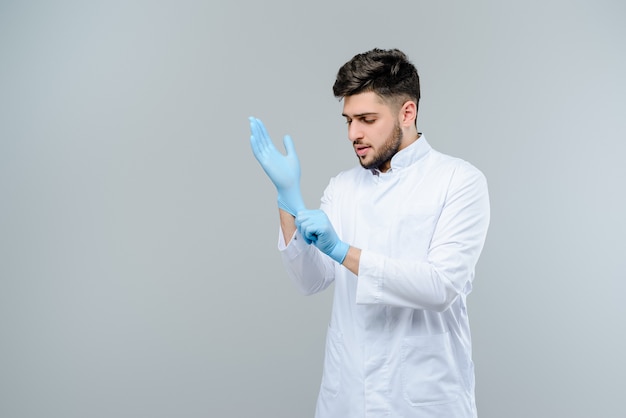 Doctor en medicina del Medio Oriente en guantes aislados sobre fondo gris