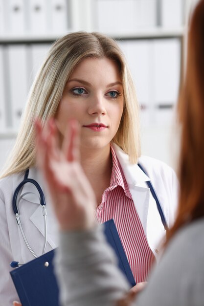 Doctor en medicina mujer hermosa sonriente explicar