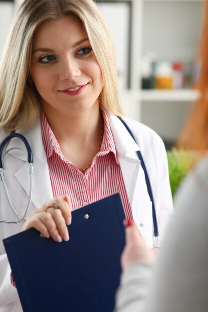 Doctor en medicina mujer hermosa sonriente explicar