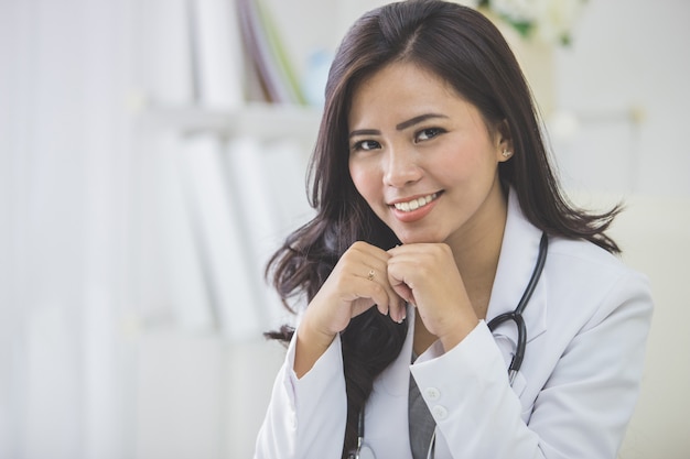 Doctor en medicina mujer en la oficina