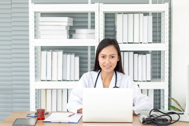 Doctor en medicina mujer en la sala de oficina