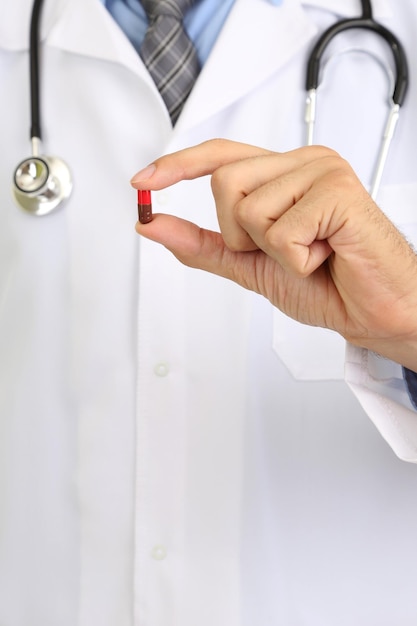Doctor en medicina que le da una pastilla