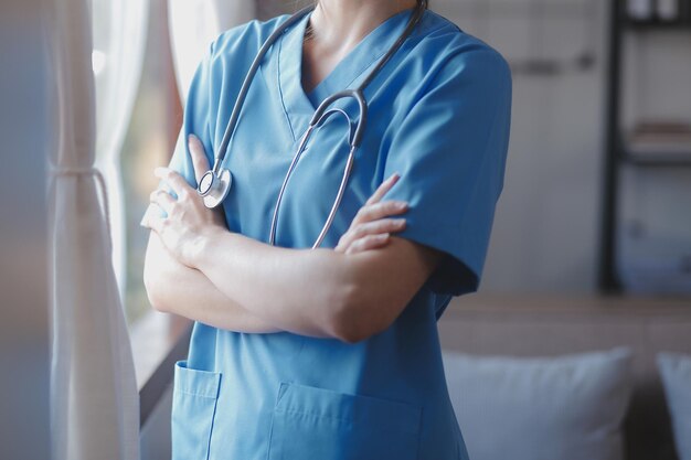 Doctor en medicina tocando tablet Tecnología médica y concepto futurista