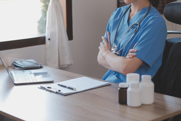 Doctor en medicina tocando tablet Tecnología médica y concepto futurista