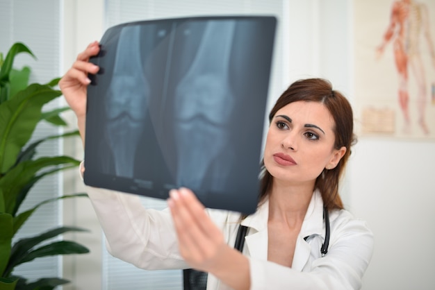 Doctor mirando una radiografía