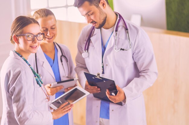 Doctor mostrando algo en su tableta a su equipo médico