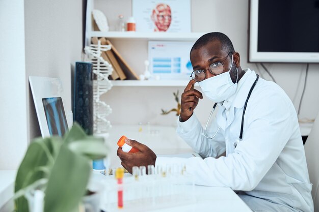 Doctor mostrando que debe pensar en la prescripción