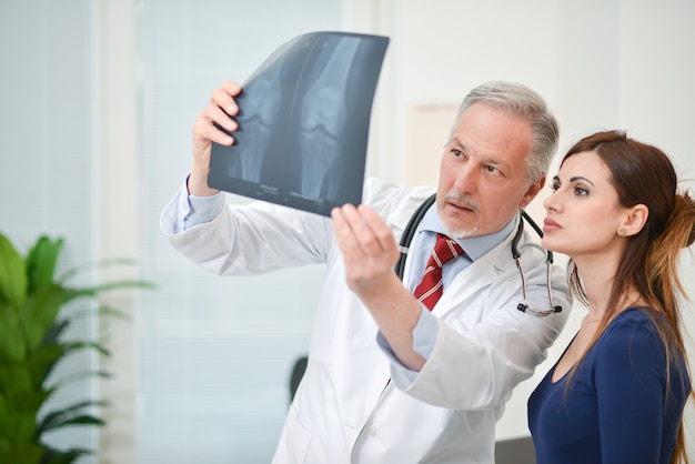 Doctor mostrando una radiografía a su paciente