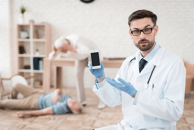 El doctor muestra en la pantalla negra del teléfono.