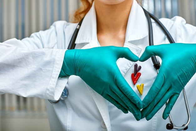 El doctor muestra símbolos de corazón a través de las manos dobladas en forma de corazón con concepto de atención médica, Medicina en el hospital, cardiología