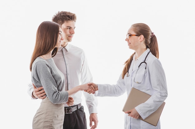 Foto doctor de la mujer dándose la mano con el par