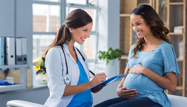 Doctor con una mujer embarazada.